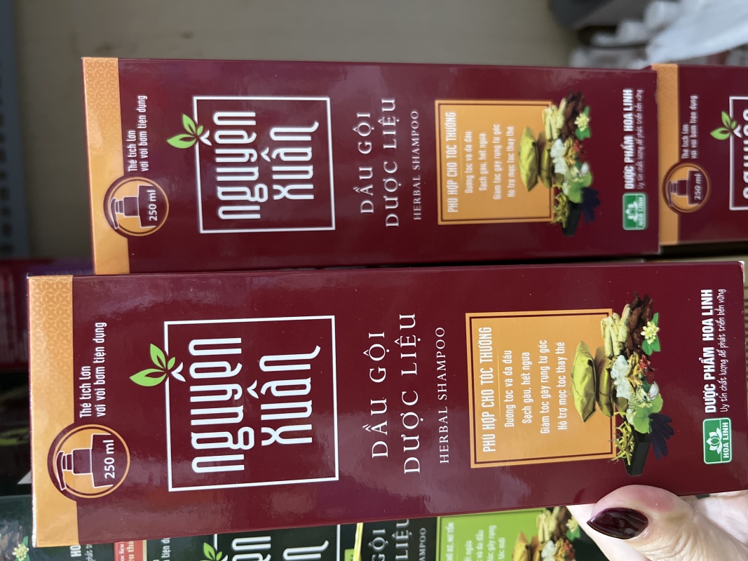 Dầu gội dược liệu Nguyên Xuân đỏ chai 275ml