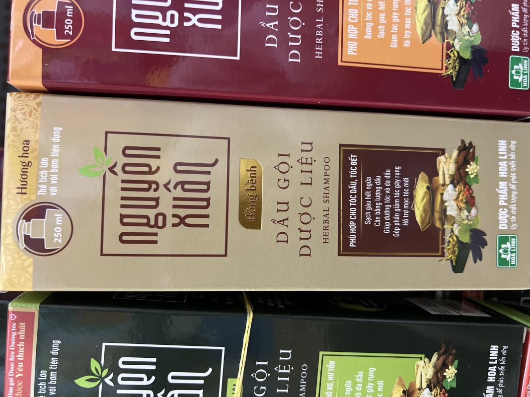 Dầu gội Dược liệu Nguyên Xuân Bồng Bềnh vàng chai 275ml